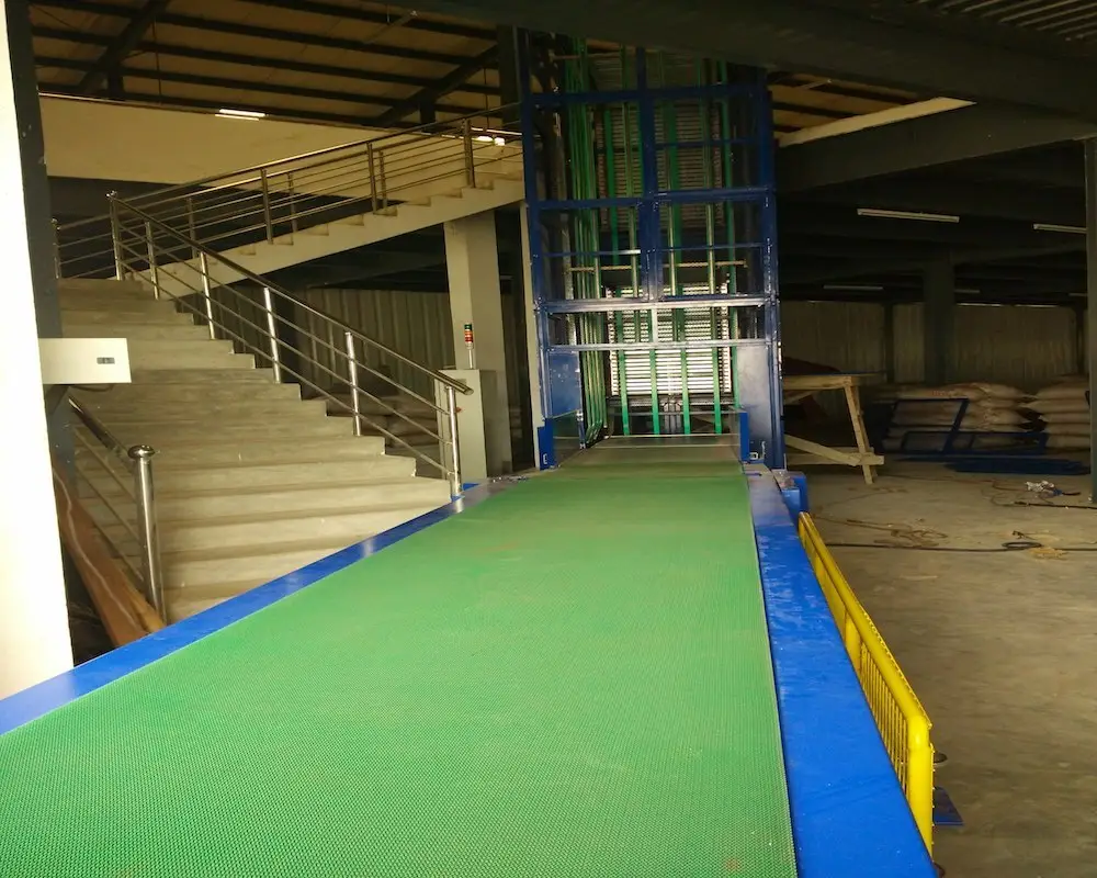 YiFan Conveyor vertical vertical lifting conveyor suppliers for airport 2