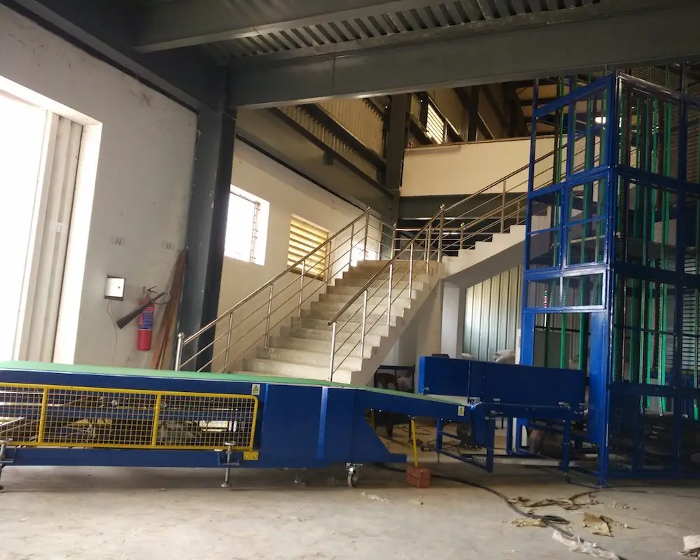YiFan Conveyor vertical vertical lifting conveyor suppliers for airport 3