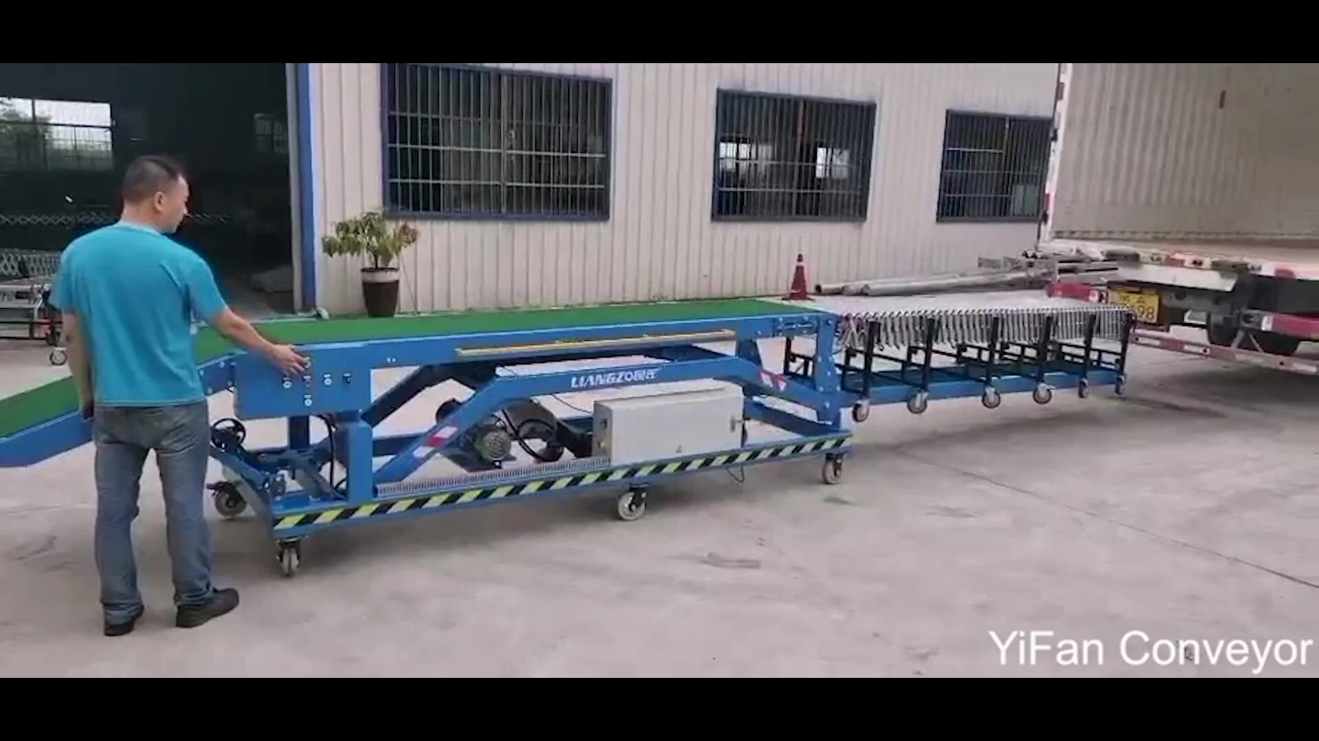 Good quality efficiency Incline Hydraulic climbing Conveyor for truck loading and unloading 1