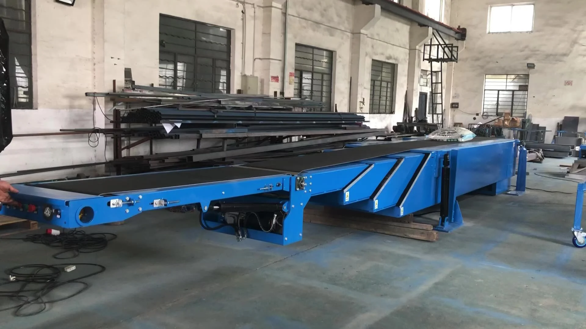 4 Section telescopic belt conveyor with rotary drop nose 1