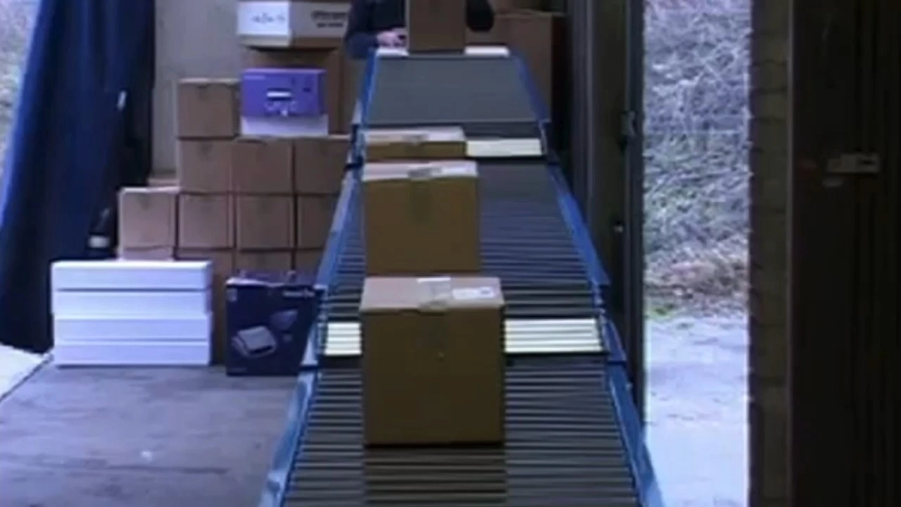 Portable telescopic roller bed conveyor for truck unloading1 1