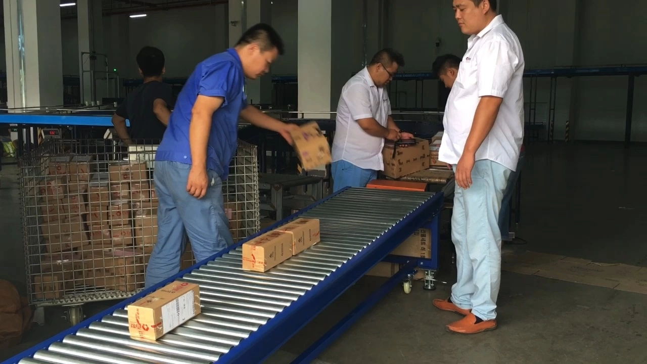 Adjustable gravity roller conveyor cartons, boxes loading conveyor 1