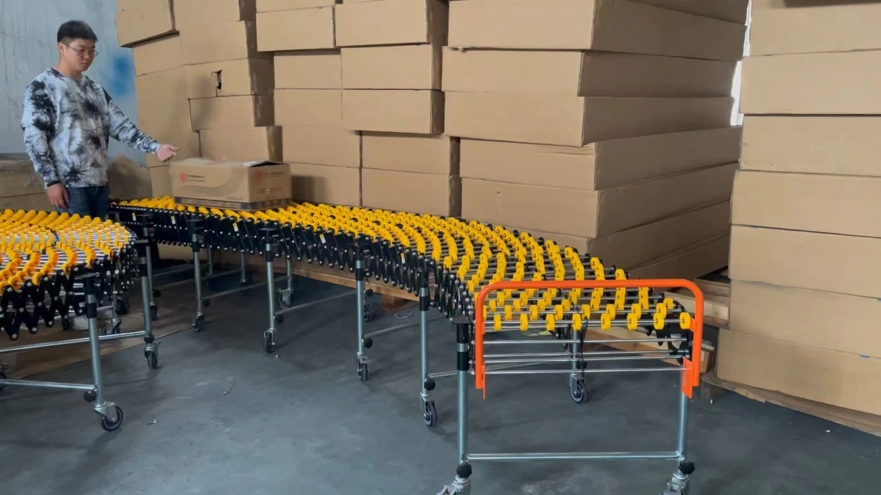 Gravity telescopic skate wheel conveyor 1