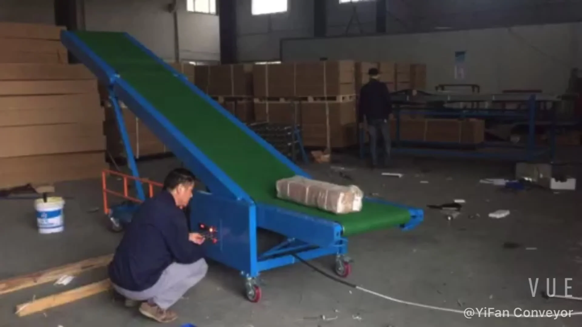 Système de bande transporteuse pliable pour le chargement et le déchargement des camions 1