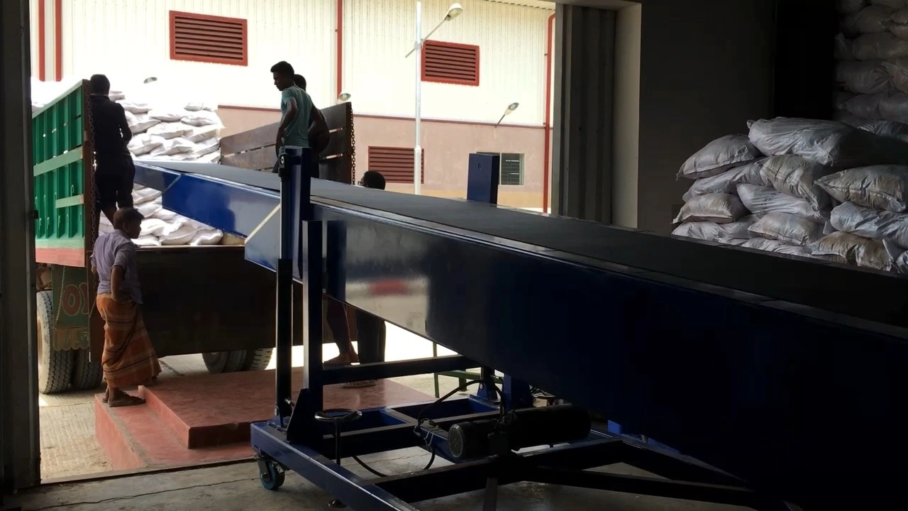 Shipping container loading and unloading telescopic conveyor belt 1
