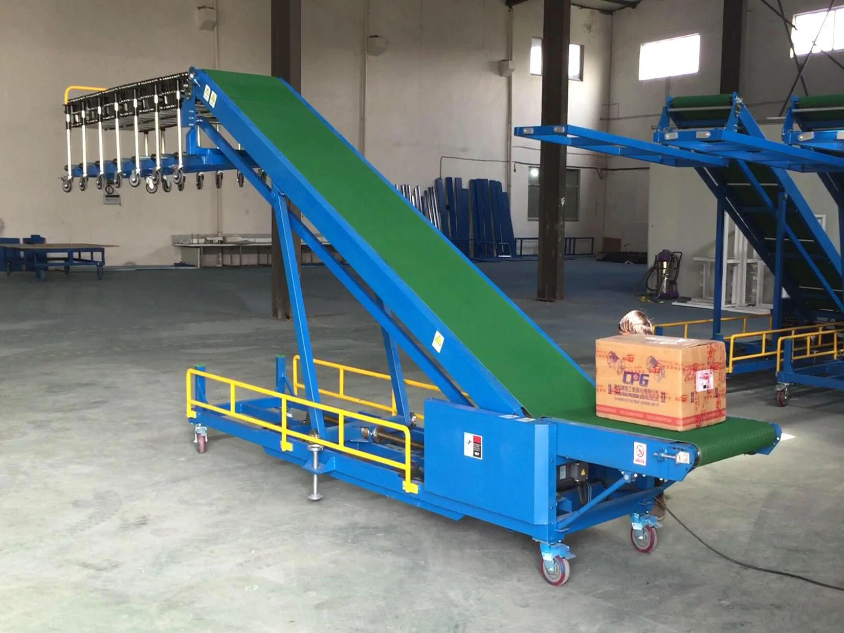 Truck Loading Conveyor Combine with Flexible Skate Wheel Conveyor | TLC-G600 1
