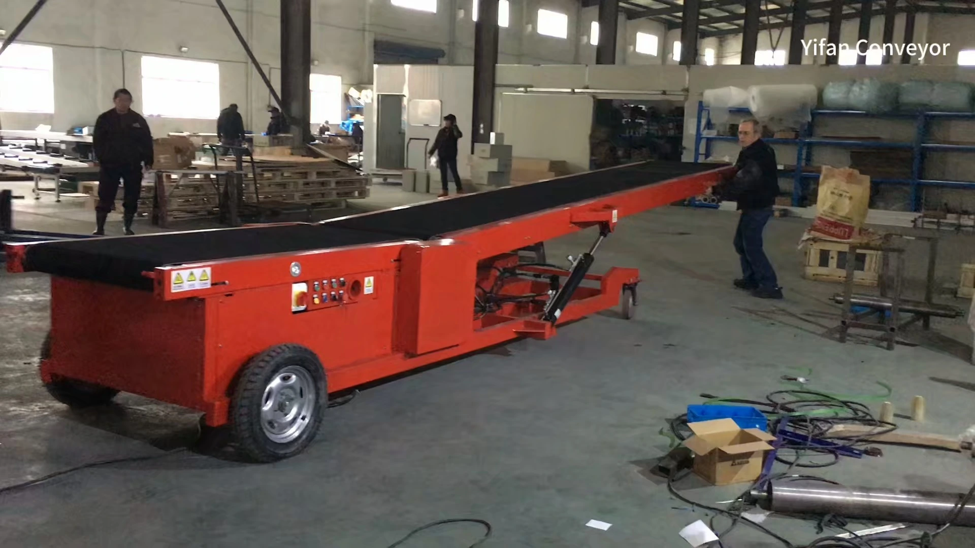 Auto-Walking Cartons/Bags Loading Conveyor For Furniture Industry 1