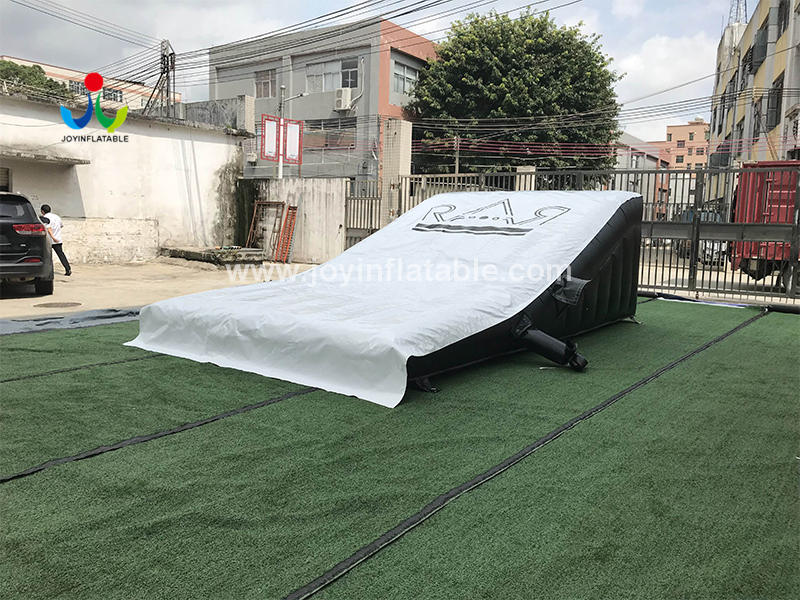 Video de entrenamiento de aterrizaje con rampa inflable para motocross