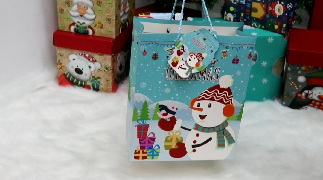 Hot Selling Glittering Finishing Christmas Gift Paper Bag With Handle For Kids 1