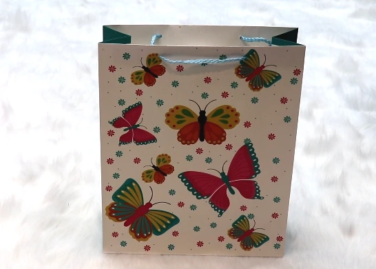 Bolsa de papel recubierta de mariposa de alta calidad al por mayor para regalo de compras con asa 1
