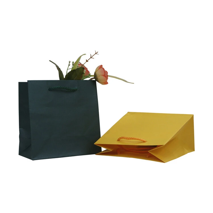 Diversa bolsa de papel kraft promocional de lujo personalizada para compras con asa de cuerda 1