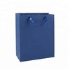 Los fabricantes personalizaron la bolsa de regalo de papel revestido mediana con asa 2