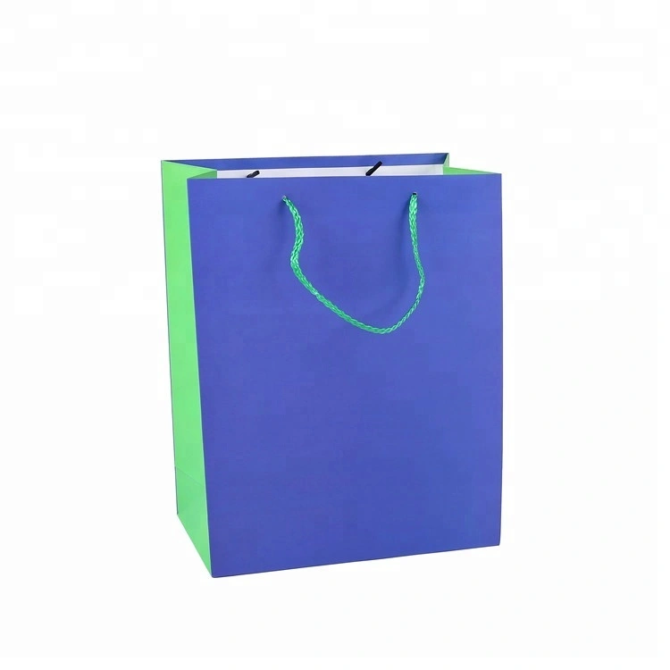 Los fabricantes personalizaron la bolsa de regalo de papel revestido mediana con asa 3