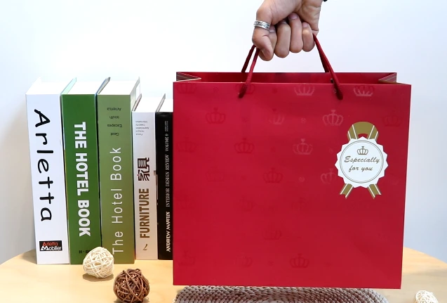 Borsa rossa La migliore borsa regalo in carta con stampa pantone per laminazione opaca con finitura UV 1