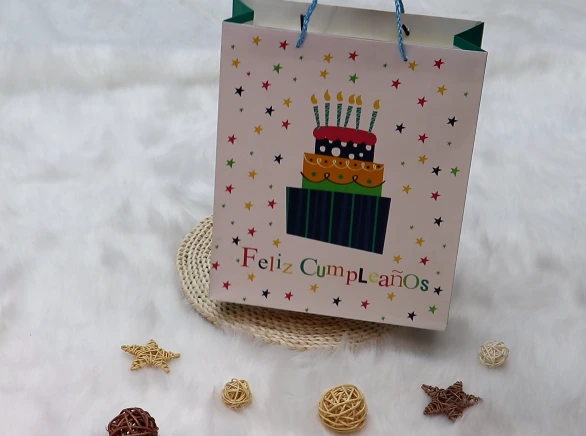 Bolsa de papel revestida de cumpleaños hecha a mano personalizada de venta caliente con etiqueta con asa& 1