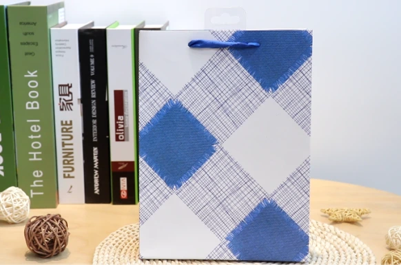 Bolsa de regalo de compras de papel de marfil reutilizable de alta calidad personalizada promocional vendedora caliente con asa 1