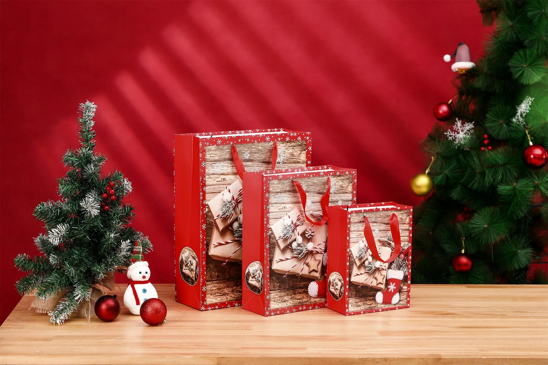 Fabricación de bolsa de papel de marfil de regalo de Navidad con acabado brillante al por mayor con mango de cinta 1