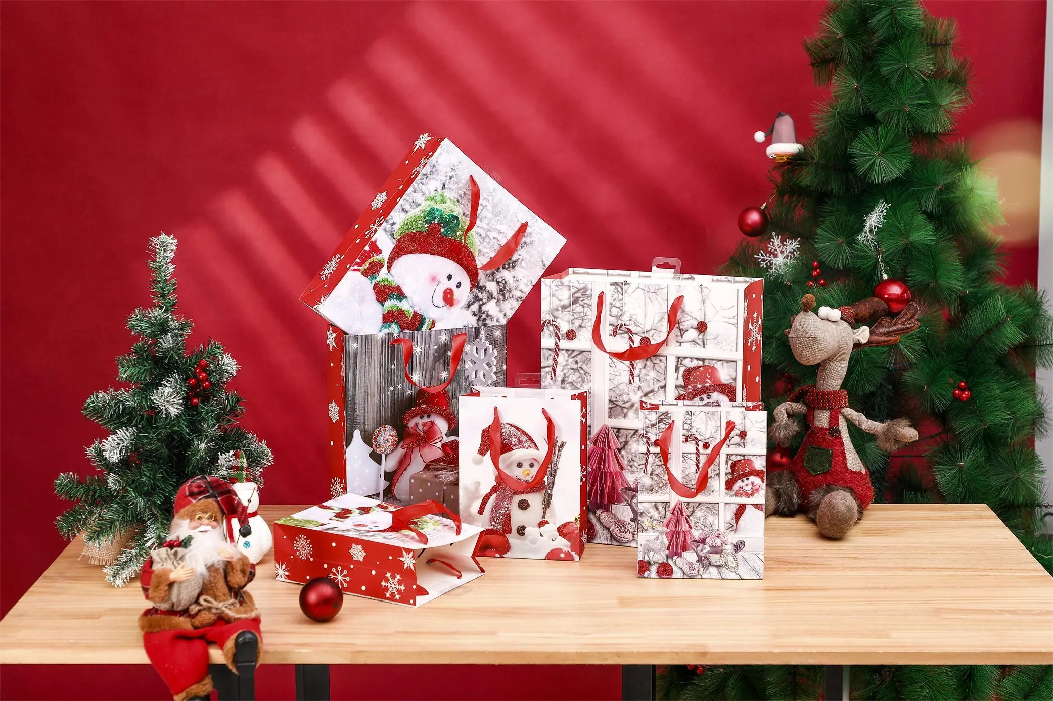 High quality Christmas Paper Gift Bag With Glittering Finishing Wholesale 1