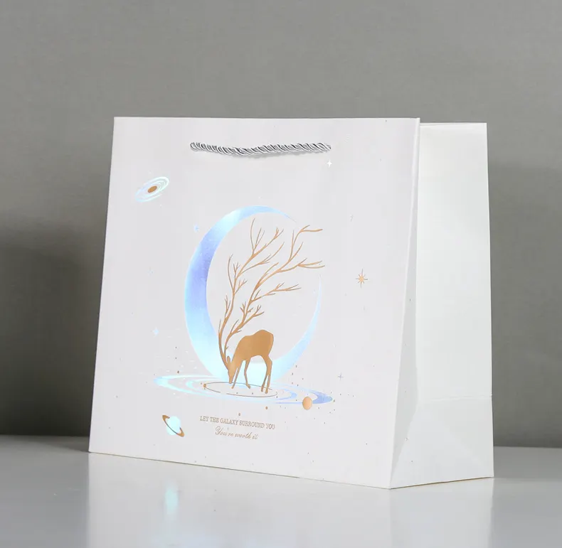 Nuova azienda di sacchetti regalo in carta per l'imballaggio di regali natalizi 2