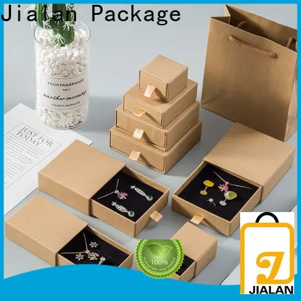 أحدث علب الهدايا السوداء لمحلات المجوهرات 1