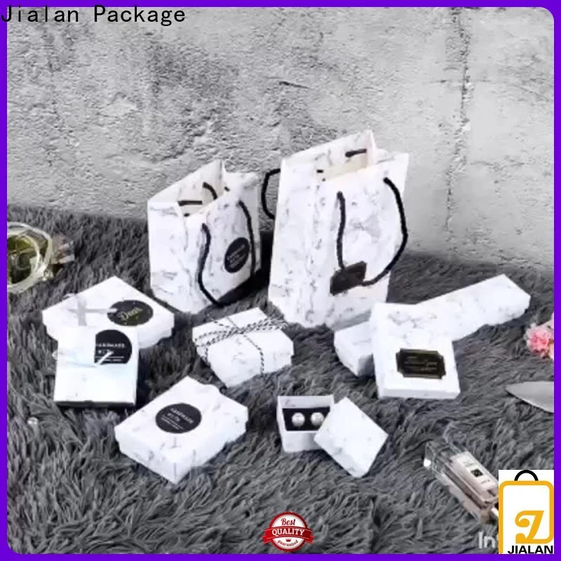 Acheter en gros de petits sacs-cadeaux pour emballer des cadeaux d'anniversaire 1