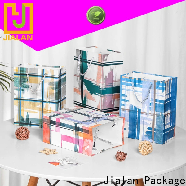 Suministro de pequeñas bolsas de regalo transparentes para empacar regalos de cumpleaños. 1