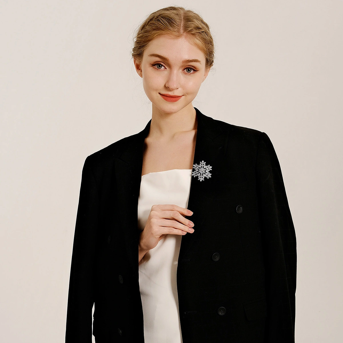 Exquisite Compact Rhinestone Brooch Snowflake Design Alloy Brooch For Women Clothes Accessories 1