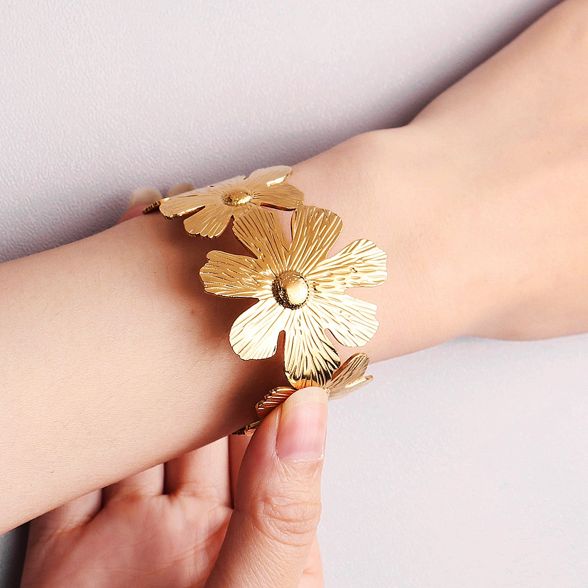 New Stainless Steel 18k Gold Plated Bangles Fashion Women Jewelry Accessories Flower Design Bracelet 1
