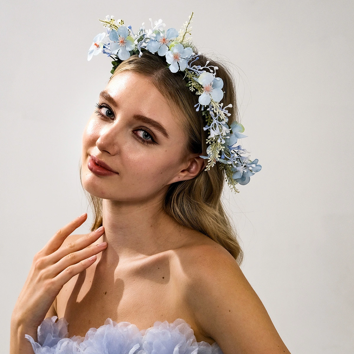 Corona de flores artificiales de tela estilo bosque, diadema nupcial con flores para el cabello 1
