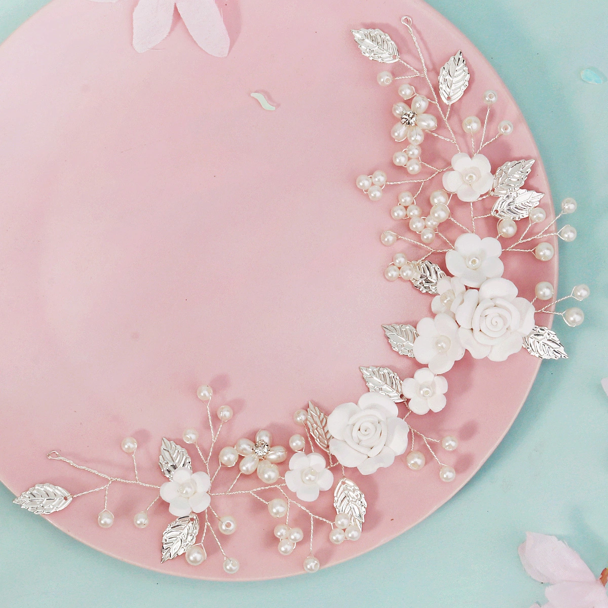 Exquisita diadema de flores de arcilla polimérica blanca hecha a mano, la más vendida, de aleación, para novias y bodas. 1