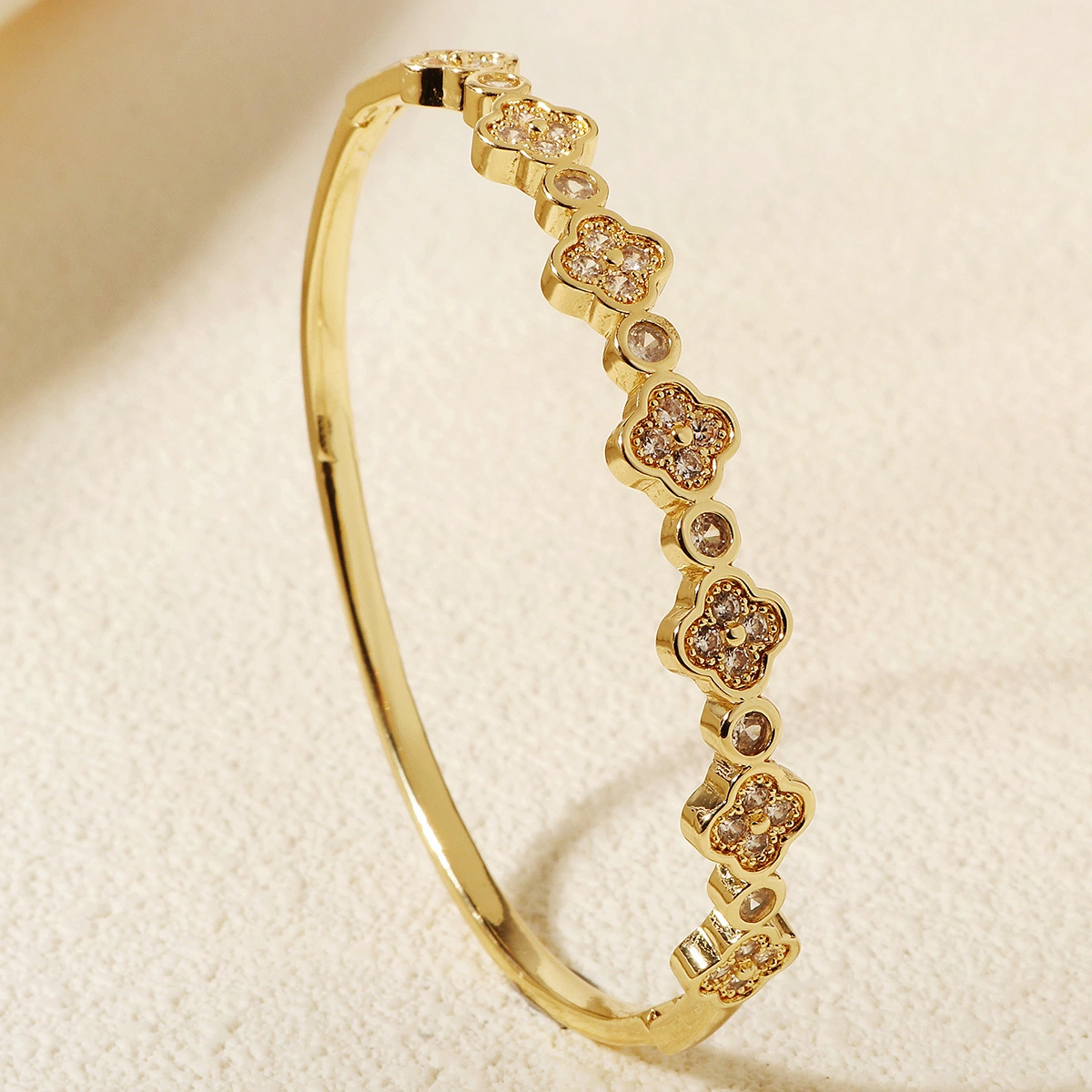 Pulsera abierta versátil y exquisita con incrustaciones de circonitas y flores de imitación, elegante accesorio diario para mujer. 1