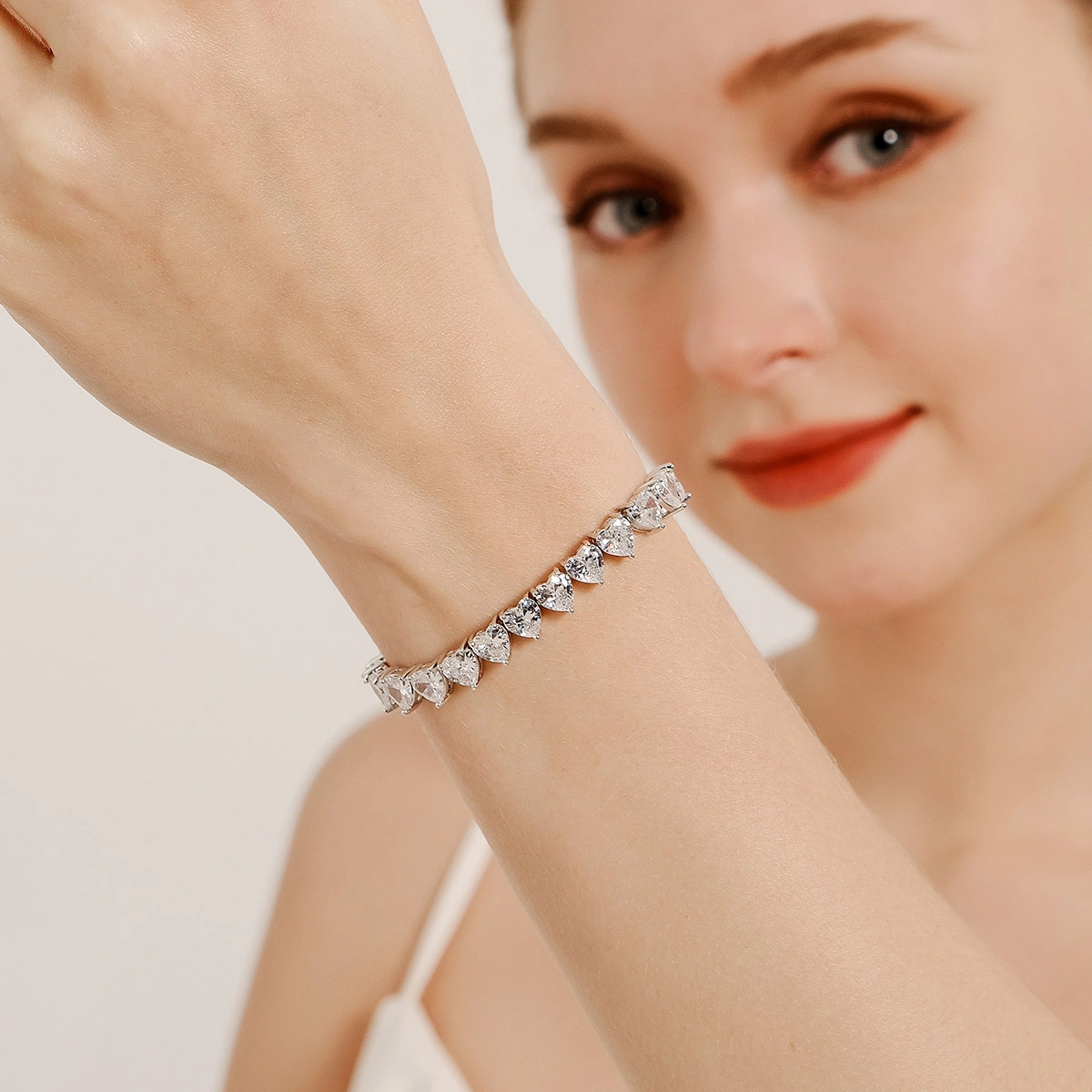 Pulsera de lujo ligera y brillante con incrustaciones de cobre y circonitas, exquisita y elegante pulsera versátil con forma de corazón, joyería para mujer 1