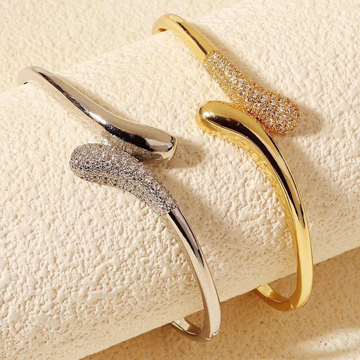 Nueva pulsera de moda con diseño de cruz, ligera, de lujo, estilo retro, con forma de lágrima, abierta, exquisita y brillante pulsera de circonitas. 1