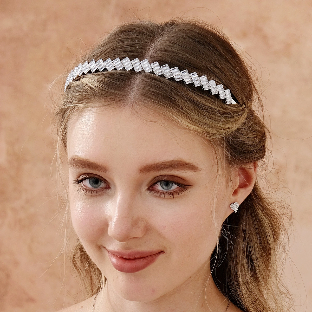 Diadema de circonita con diseño geométrico de lujo ligero, exquisita y versátil, para uso diario, joyería para el cabello de novia y boda. 1