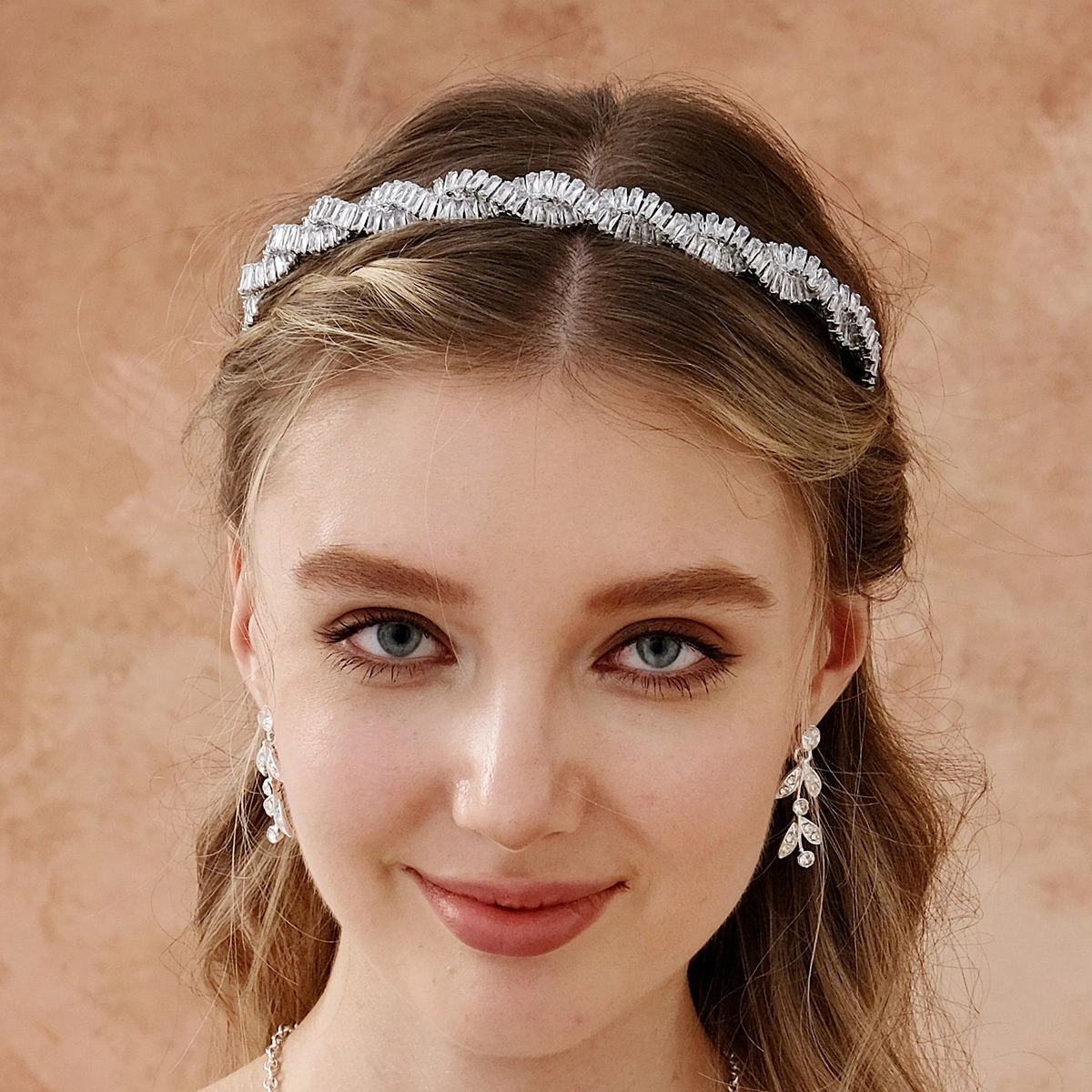 Accesorios para el cabello elegantes de uso diario de estilo europeo y americano, diadema ligera de lujo adornada con diamantes de imitación y circonitas brillantes. 1