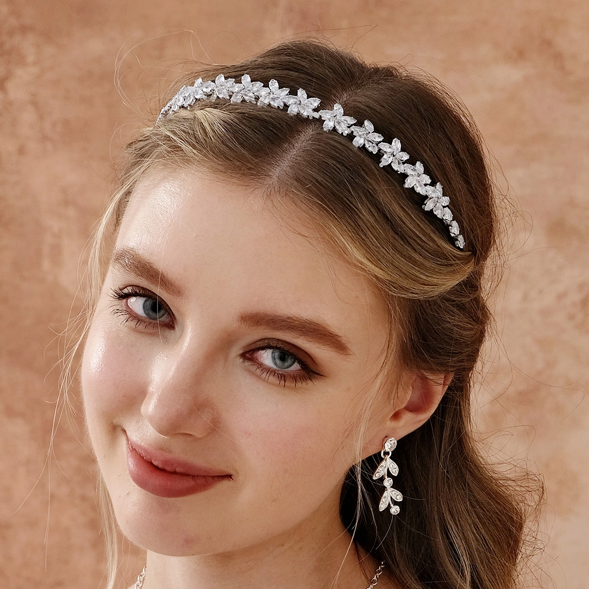 Diadema de flores de circonita de lujo y ligera de moda, accesorio para el cabello diario, tocados para fiestas y cumpleaños. 1