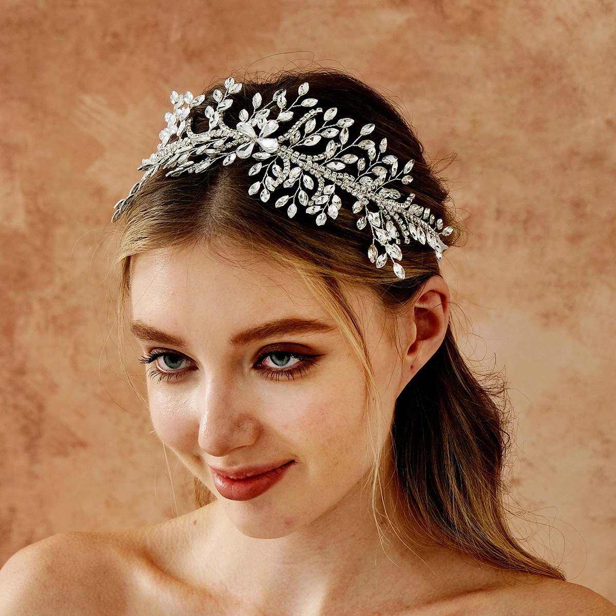 Lujosa y resistente diadema nupcial para el cabello, accesorio para el cabello de boda hecho a mano con brillantes diamantes de imitación. 1