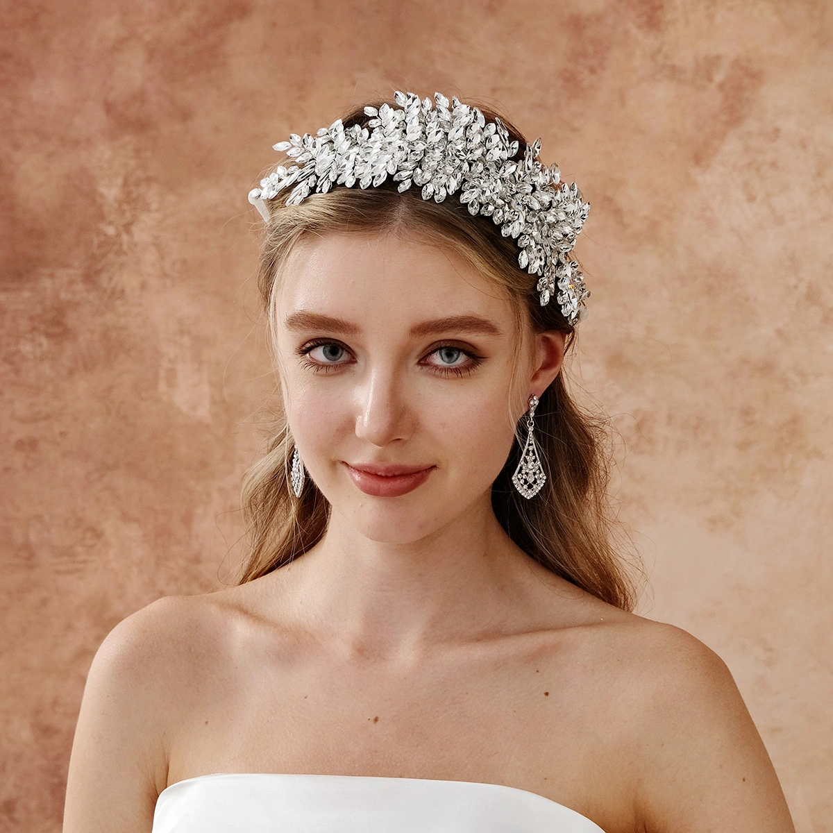 Exquisita diadema de diamantes de imitación brillantes, lujosa y resistente, accesorio para el cabello de novia, hecho a mano. 1