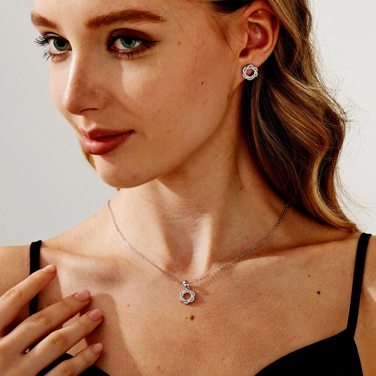 Conjunto de collar y pendientes con colgante de circonita con incrustaciones de cobre brillante y diseño de corona de moda para mujer 1