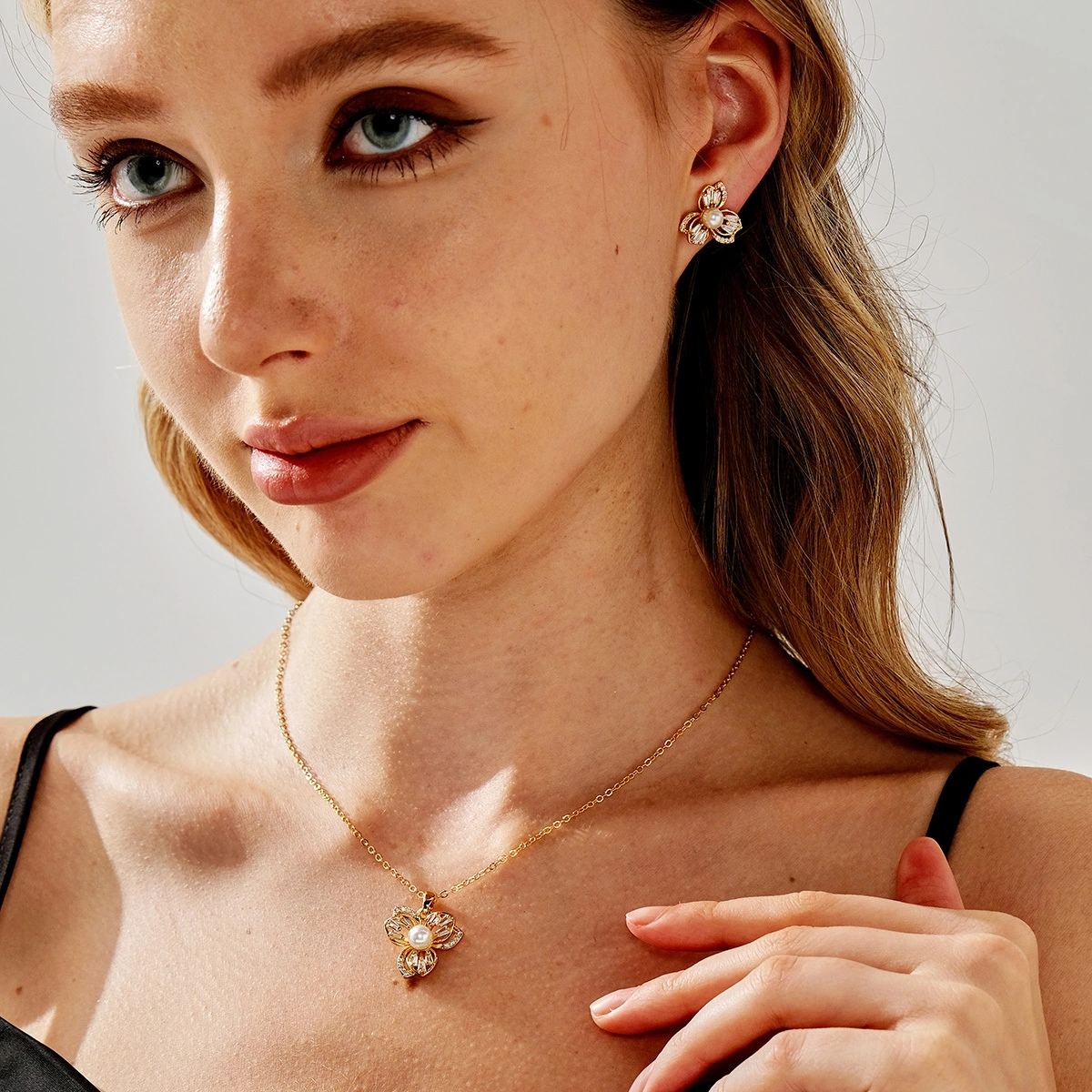 Exquisito colgante de circonita con incrustaciones de cobre, conjunto de collar y pendientes de perlas de imitación de lujo para mujer. 1