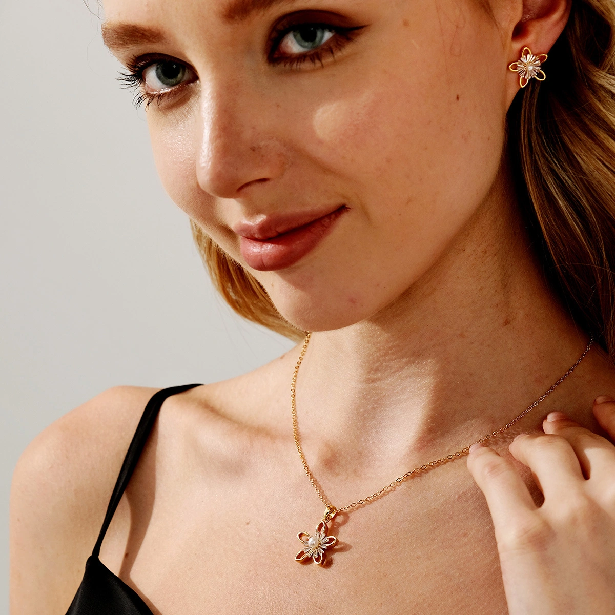 Conjunto de joyería con colgante de flor dulce de moda, exquisitos accesorios para mujer, collar y pendientes de circonita 1