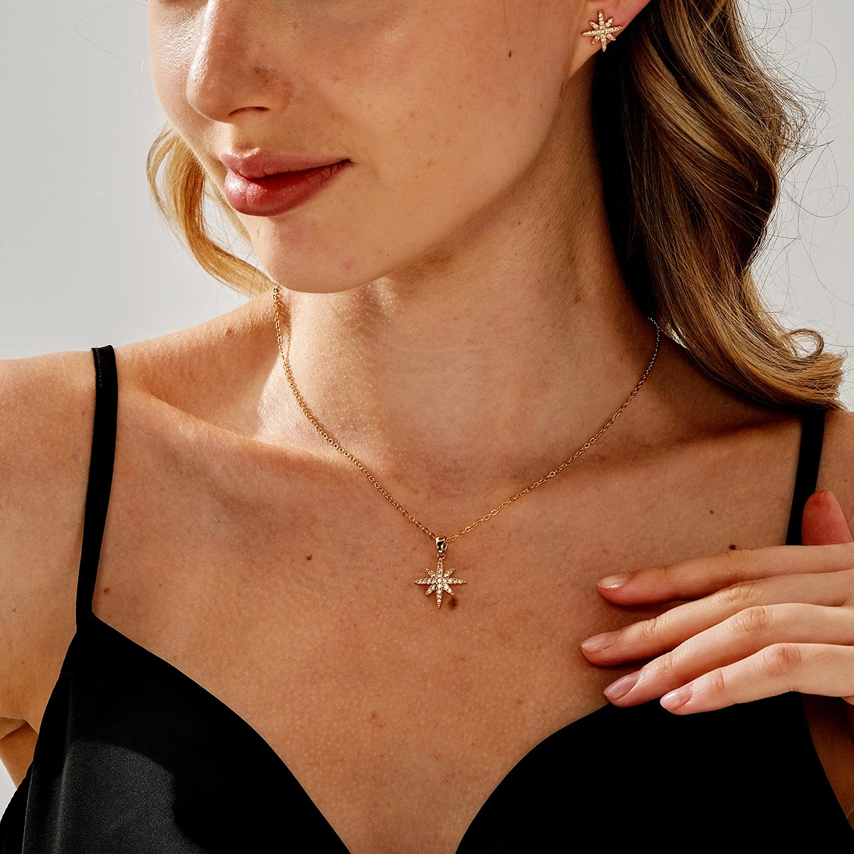 Nuevo estilo de accesorios de temperamento para dama, conjunto de collar y pendientes con diseño de estrella de moda simple 1