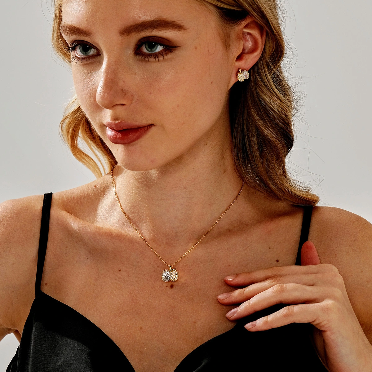 Colgante de diseño de manzana dorada de moda, exquisito collar y pendientes con incrustaciones de circonita, elegantes accesorios para dama. 1