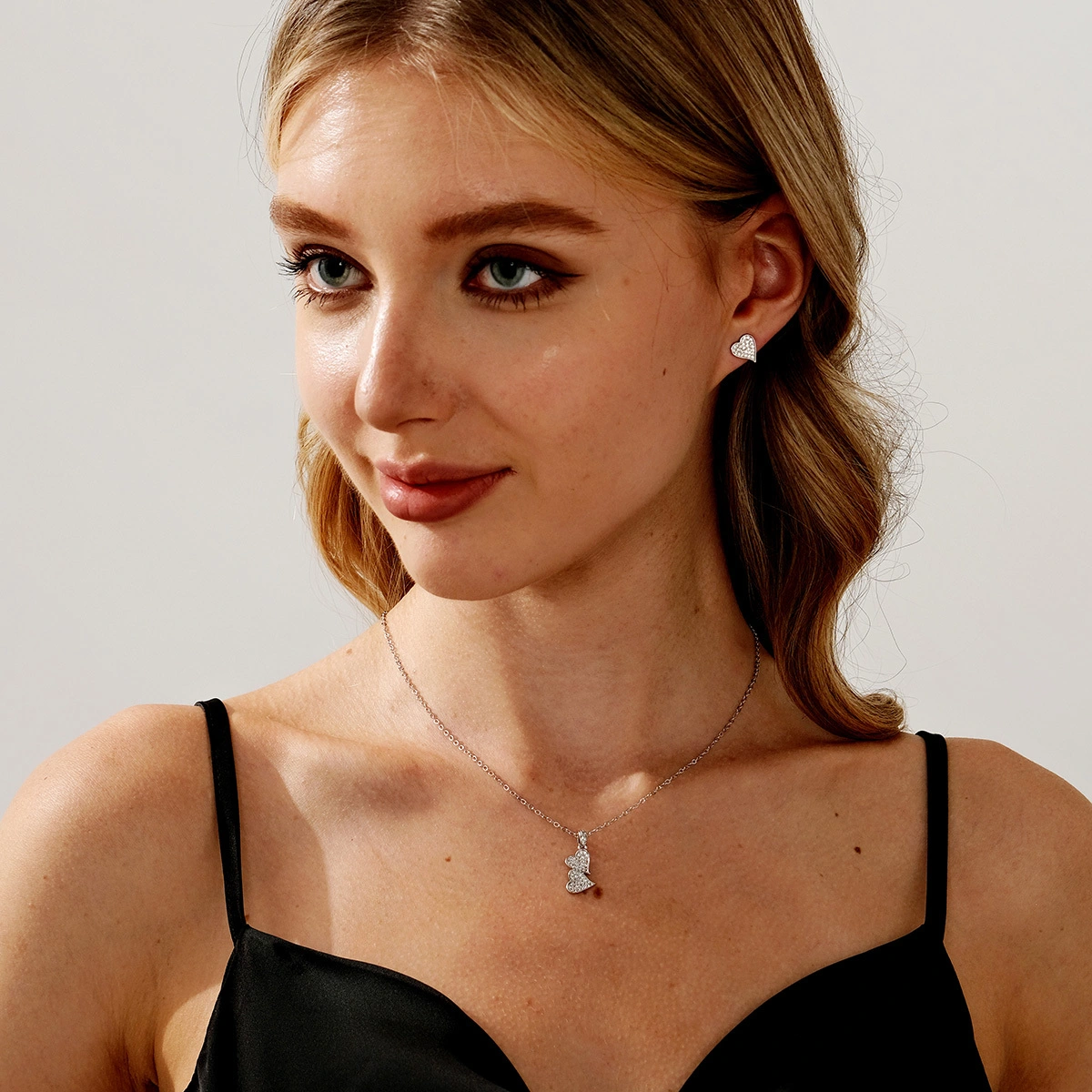 Exquisito conjunto de collar y pendientes con diseño de corazón, accesorios de moda para uso diario, joyería para mujer 1