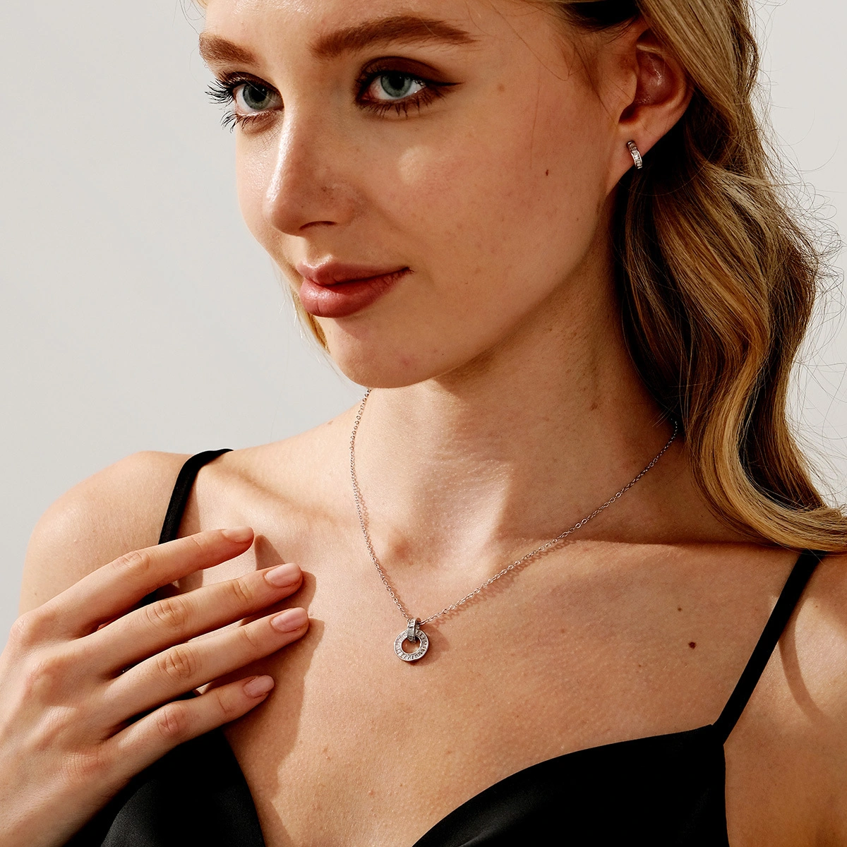 Nuevo conjunto de collar y pendientes con diseño geométrico de moda, joyería sencilla de uso diario con incrustaciones de cobre y circonita para mujer. 1