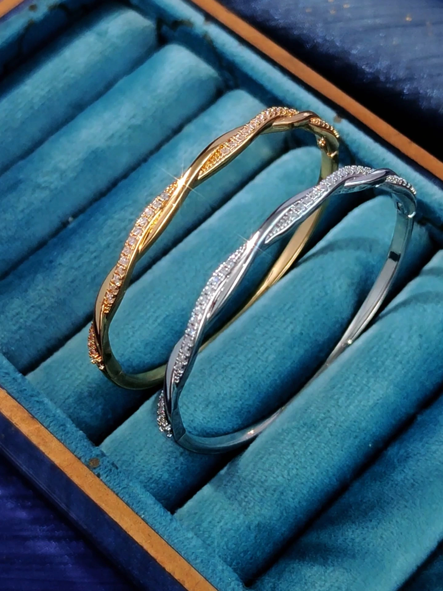 Pulsera de circonitas con incrustaciones de cobre, diseño geométrico superventas, ligera, lujosa y versátil, con líneas cruzadas. 1