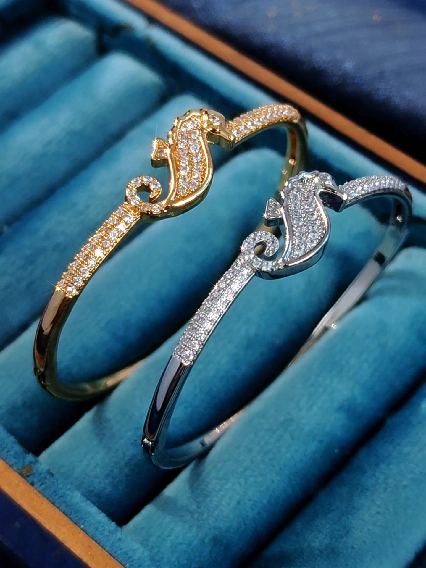 Pulsera de circonita con incrustaciones de cobre y diseño de caballito de mar de la serie Ocean, elegante y abierta para mujer. 1