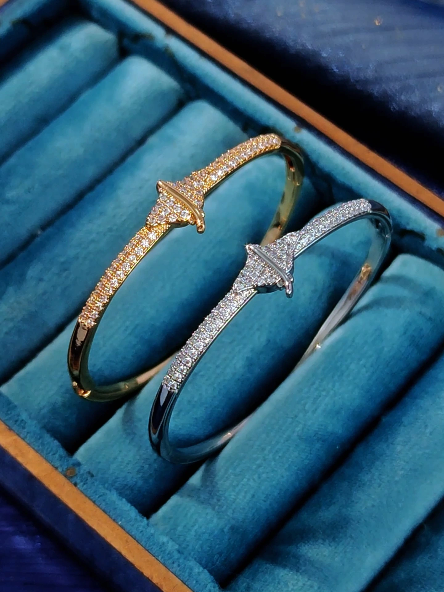 Nueva pulsera de cobre con incrustaciones de circonitas, estilo océano, ligera, lujosa y versátil. 1