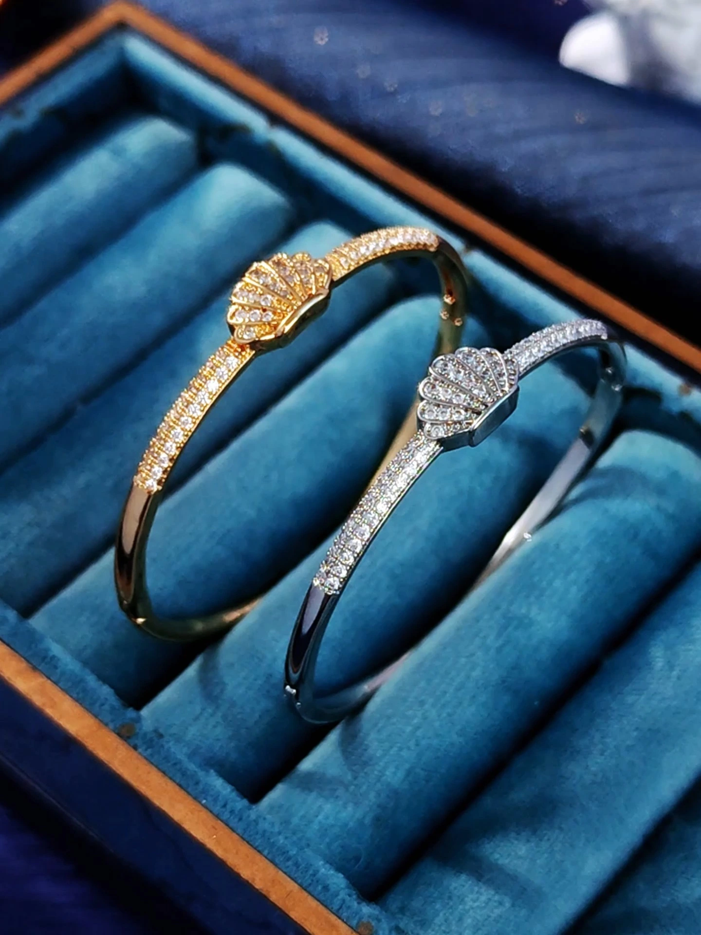 Pulsera abierta con diseño de concha nueva y moderna, con incrustaciones de circonitas brillantes, joyería para mujer al por mayor. 1