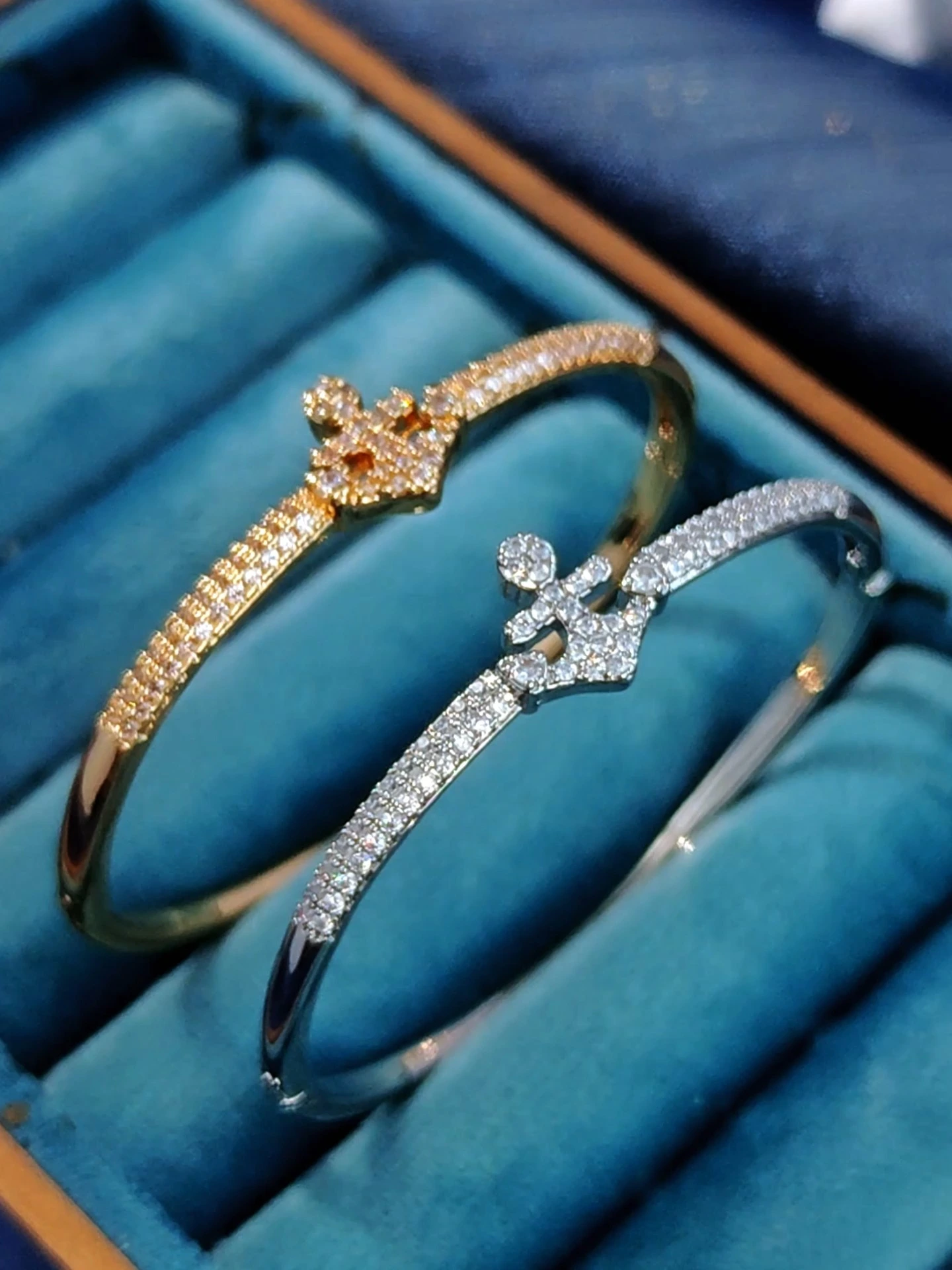 Elegante pulsera de cobre con incrustaciones de circonitas, exquisita y versátil pulsera de puño abierto con diseño de ancla estilo océano. 1